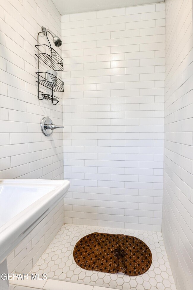Building Photo - 2729 Pershing Dr