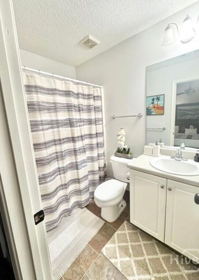 Building Photo - Beautifully designed end unit townhome Available 1/6/26