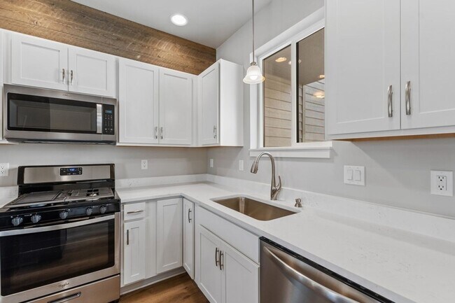 Building Photo - 3 bedroom, 2.5 bath townhome, minutes from downtown Whitefish