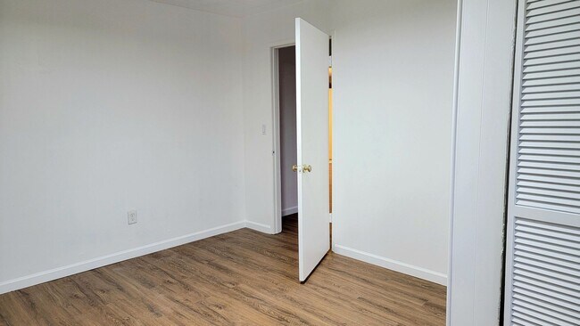 Building Photo - Freshly renovated, bright, and spacious, o...