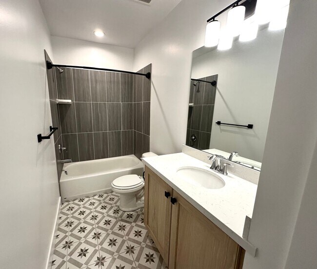 Building Photo - Gorgeous 5 Bed 3.5 Bath Home at Daybreak I...