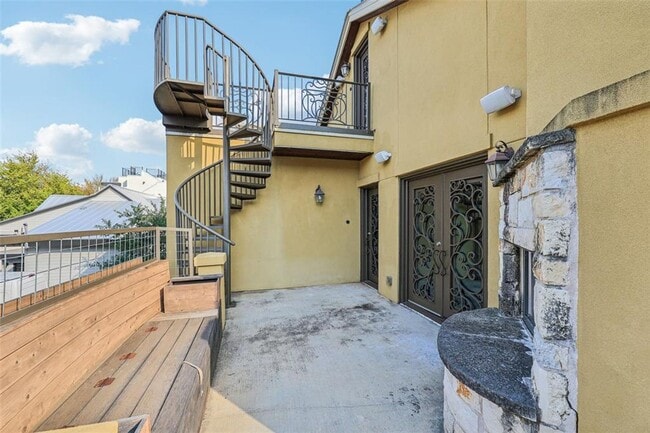 Building Photo - Unique 5 Bedroom Mini-Mansion