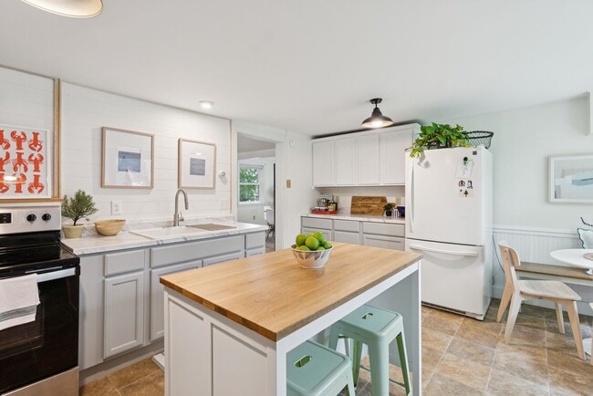 Building Photo - 111 Cottage Rd