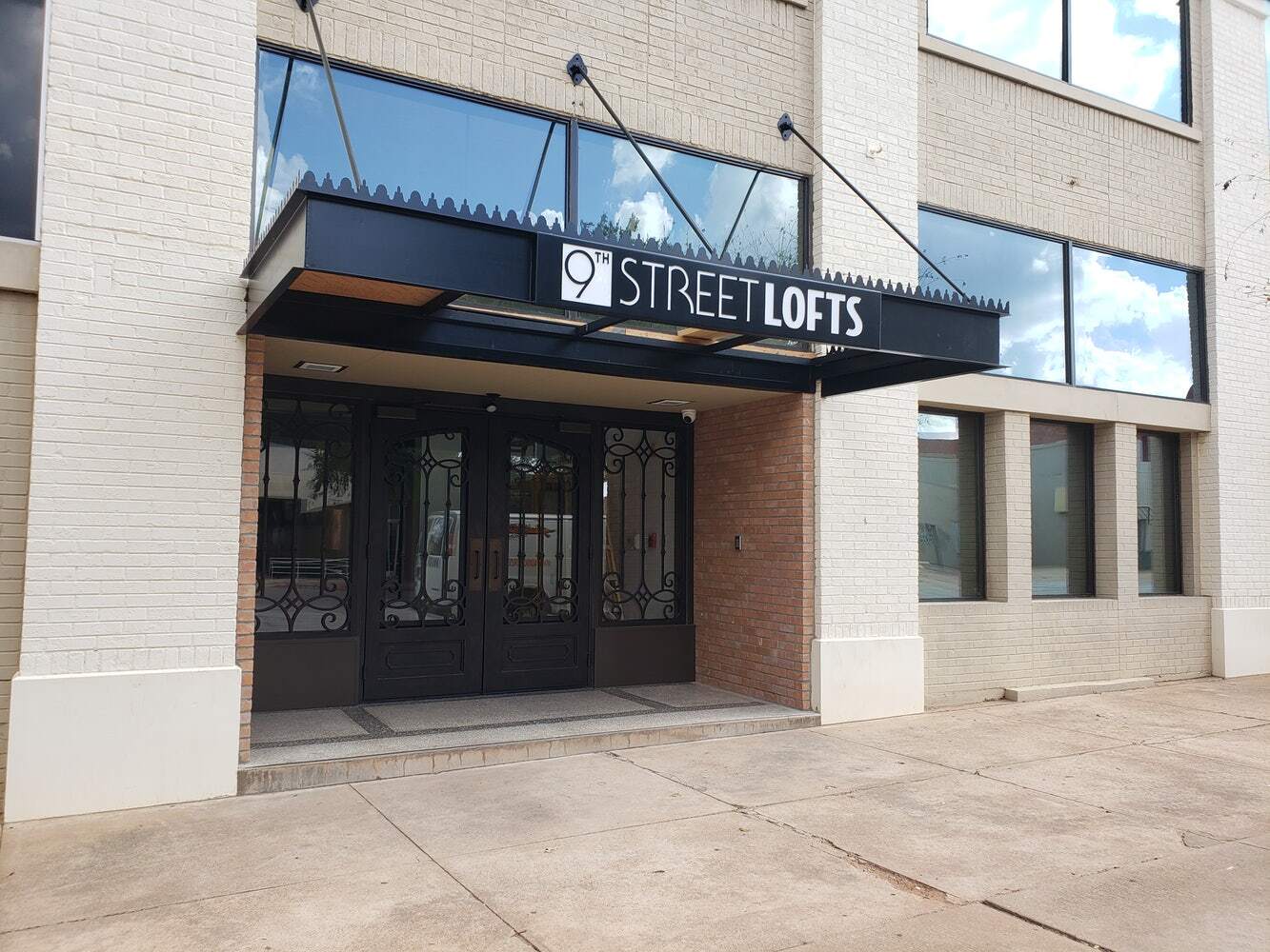 Beautiful Entrance & Canopy - 905 9th Street