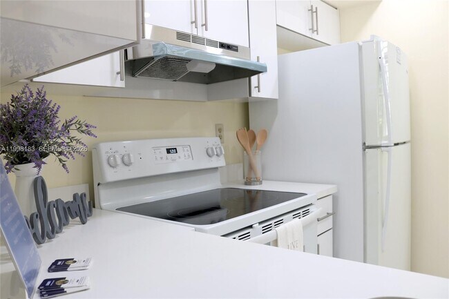 Building Photo - 401 Gardens Dr