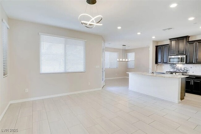 Building Photo - 932 Lotus Falls St