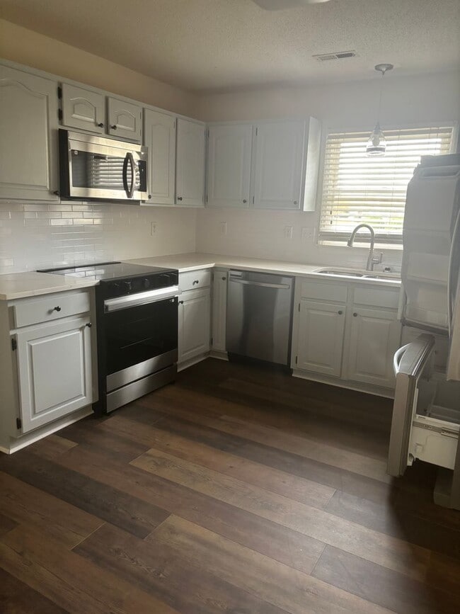 Building Photo - 2 Bedroom Salisbury Townhome