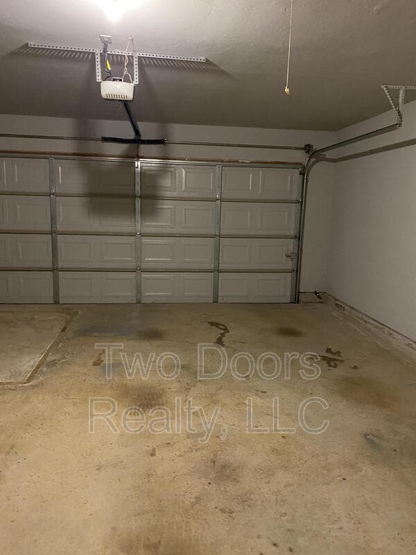 Building Photo - 10240 Hidden Village Dr