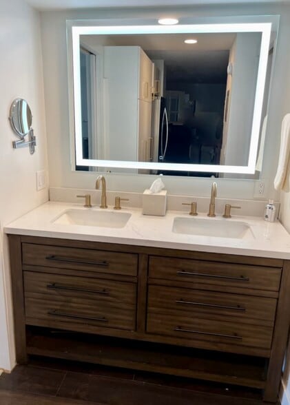 Vanity - 2 Adams St