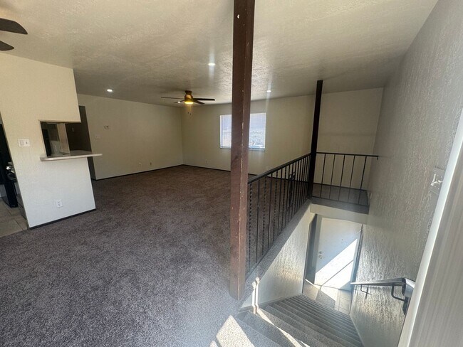 Building Photo - 2 Bed | 1 Bath | Approx. 1,035 Sq Ft