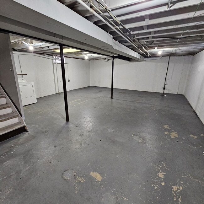 Building Photo - 3 Bedroom Ranch, Eat-In Kitchen, All Appliances, Big Basement with Extra Storage, 2 Car Garage.