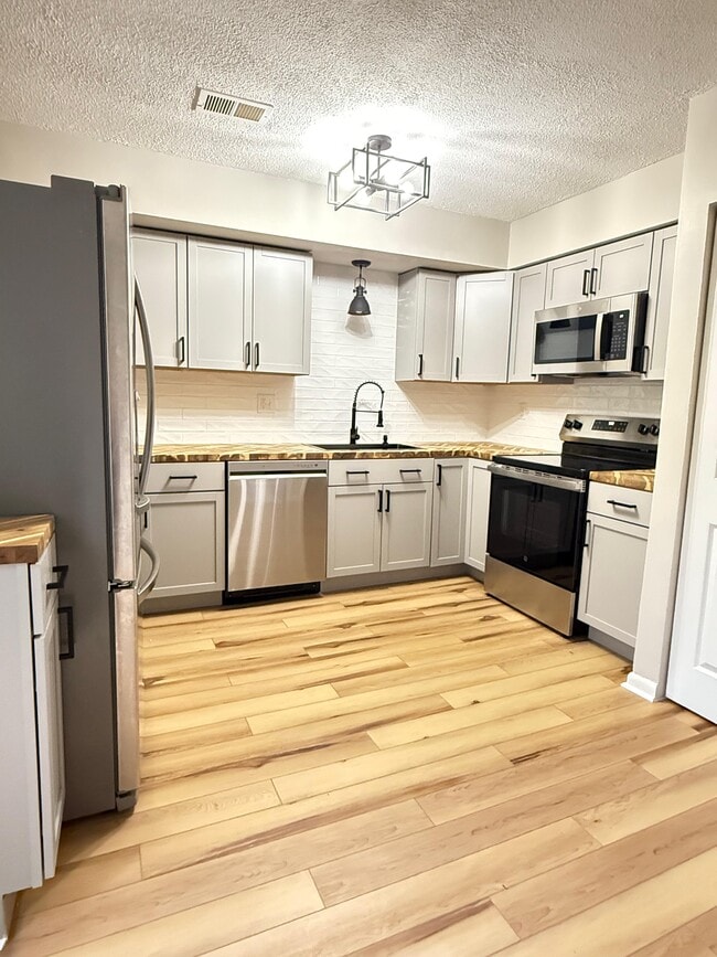 Building Photo - 1905 Walnut Ridge Dr