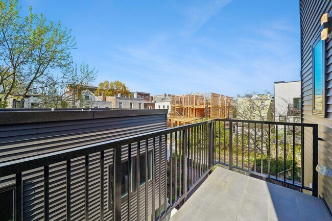 Building Photo - 169 Bowers St