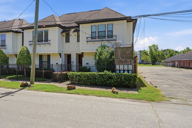 Building Photo - 2305 Bastrop St