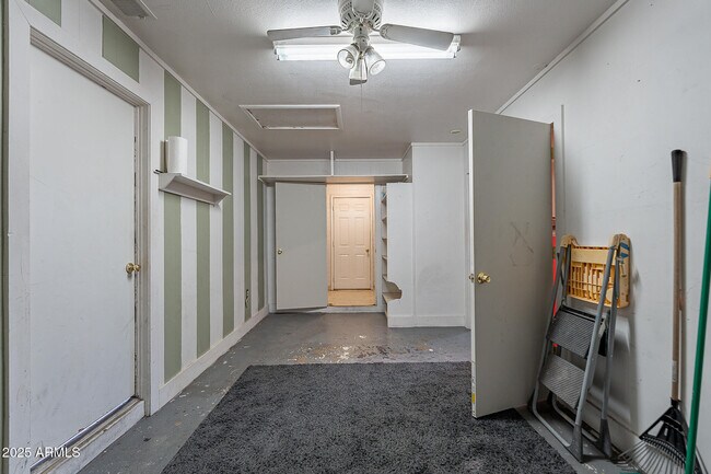 Building Photo - 2808 S Terrace Rd