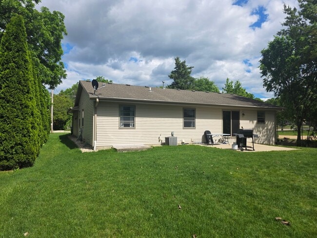 Building Photo - Updated 4 bedroom Greenfield ranch home