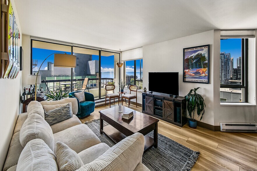 LR: Huge windows, huge deck, westerly views to water/sea/sunsets - 2201 3rd Ave