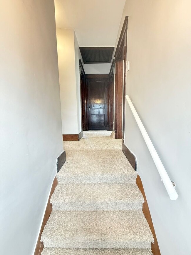 Building Photo - Updated 3 Bedroom 1 Bathroom in North Vers...