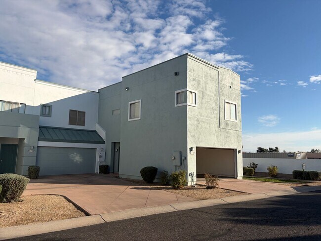 Building Photo - 2 Bedroom 2.5 Bath Townhome!