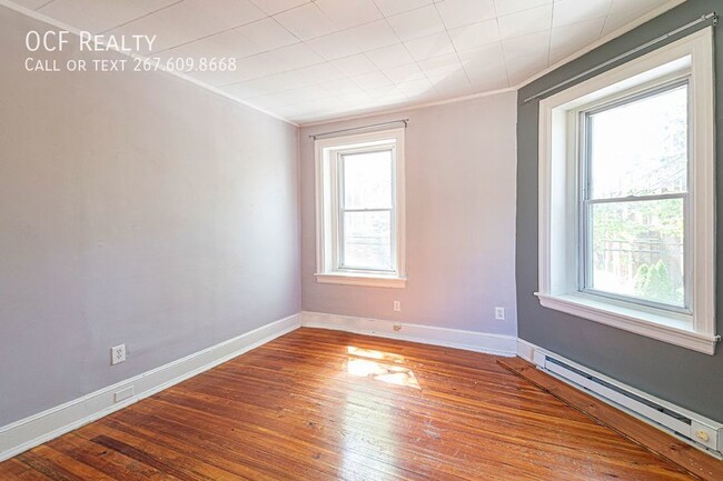 Building Photo - Spacious One Bedroom w/ Hdwd Flrs (Univers...