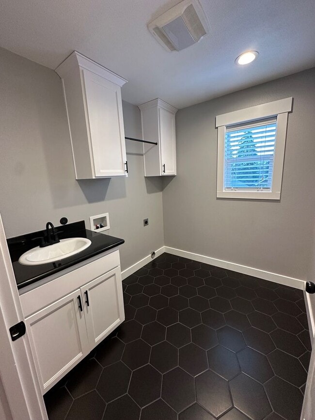 Building Photo - 1670 Westwind Cir