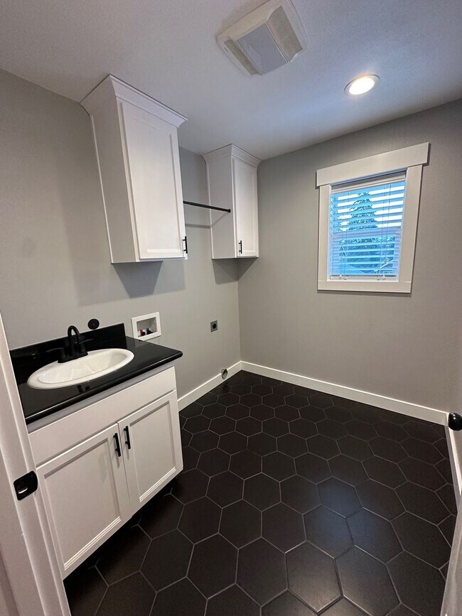 Building Photo - 4 Bedroom House Available in Hammond!