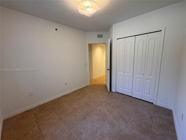 Building Photo - 9340 Fontainebleau Blvd