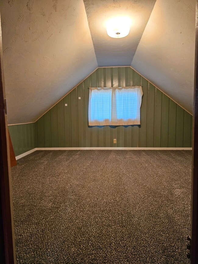 Building Photo - 920 W Edison Ave