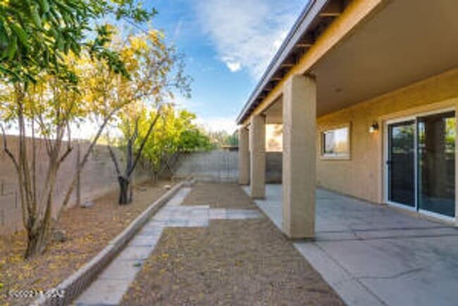 Building Photo - Spacious 4-Bedroom Retreat Near Raytheon & DMAFB