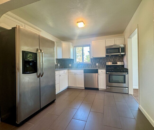 Building Photo - 2 Bedroom, 1 Bathroom Duplex in Denver! Available August!!