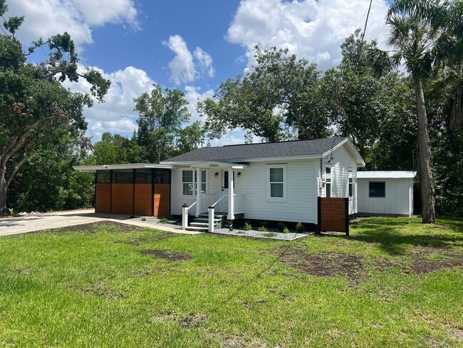 Building Photo - ANNUAL ** $1,600/month ** 3/4 Mile from Su...