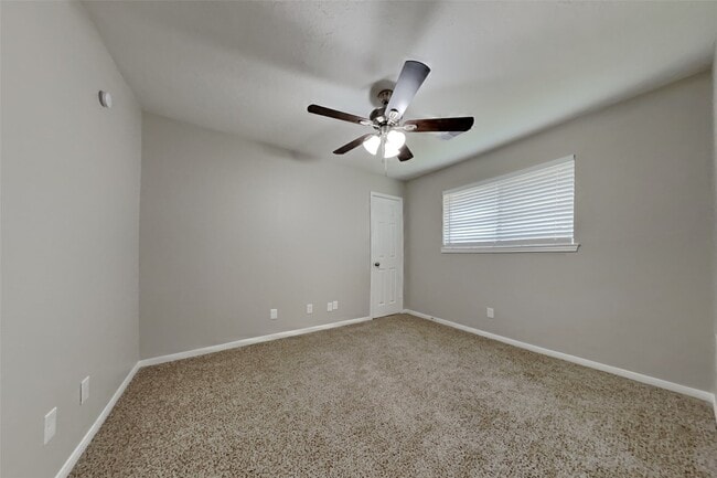 Building Photo - 6818 White Tail Dr