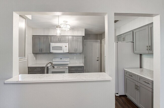 Building Photo - Recently renovated, move-in ready 3/2 home...