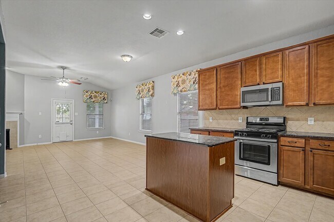 Building Photo - 623 W Newport Bend