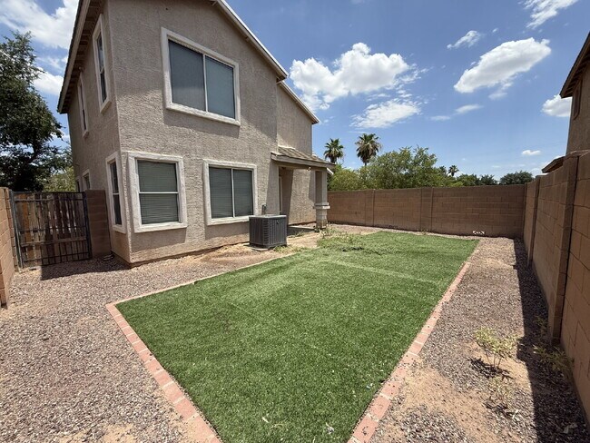 Building Photo - "Spacious 3-Bedroom Gem with 2.5 Baths in ...
