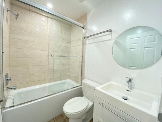 Building Photo - Chic & Private Ground-Level Studio | Priva...