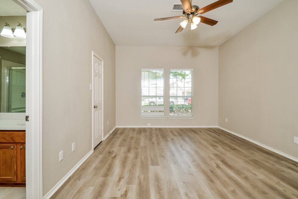 Building Photo - 1620 Logan Dr