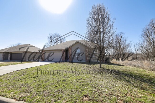 Building Photo - Charming 3 Bedroom