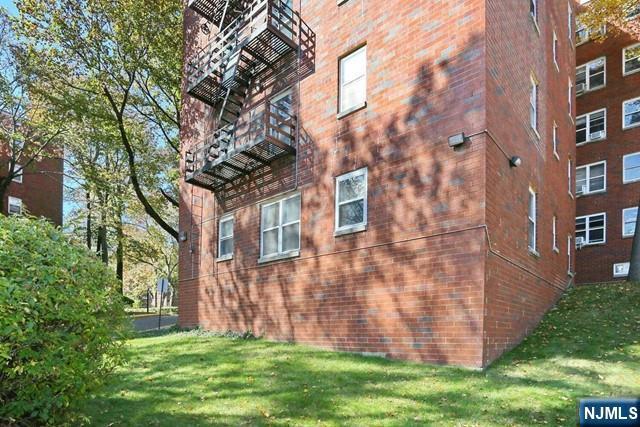 Building Photo - 2340 Linwood Ave