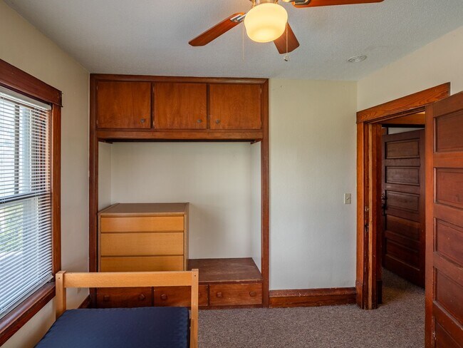 Building Photo - Welcome to ECoe House!