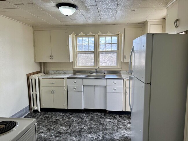 Building Photo - "Charming 2-Bed Gem in Virginia, MN – Perfect for Cozy Living!"