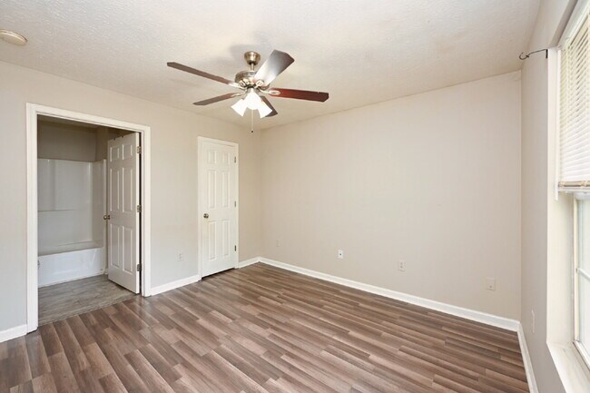 Building Photo - Springfield Gem! 3BR/2BA with Big Yard, St...