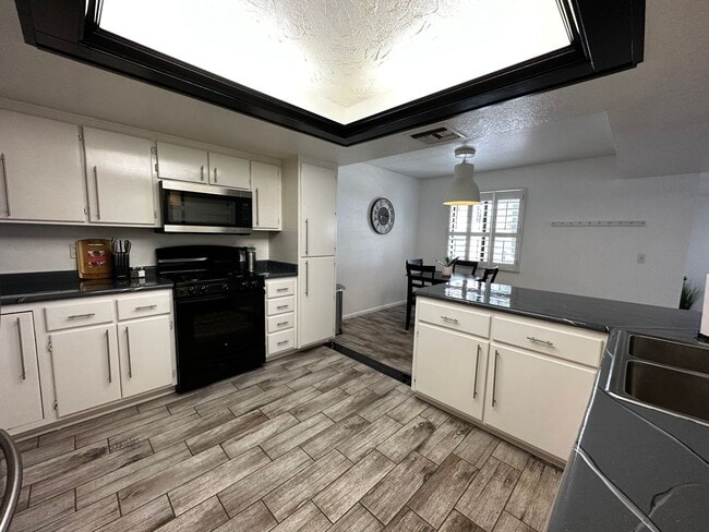 Building Photo - Furnished 3 Bedroom Condo across from Golf...