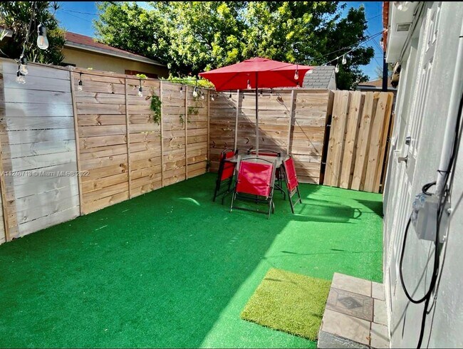 Building Photo - 2724 SW 34th Ct