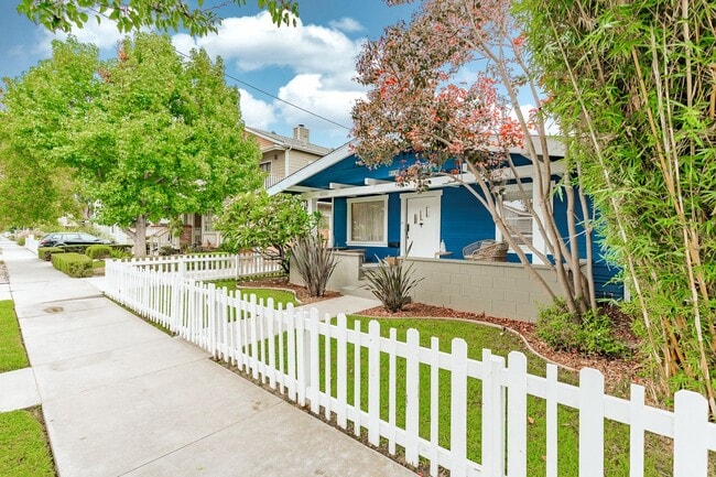 Primary Photo - 257-257 1/2 Newport Ave