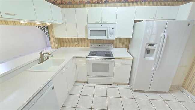 Building Photo - 4915 SW 32nd Ave