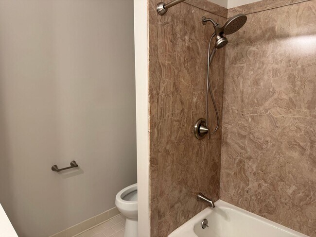 Building Photo - 2BR Bellevue Townhome