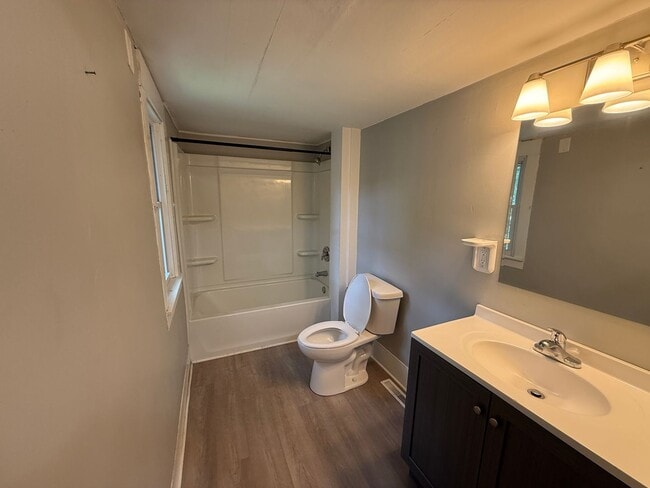 Building Photo - Spacious 4-Bedroom Home Close to Campus