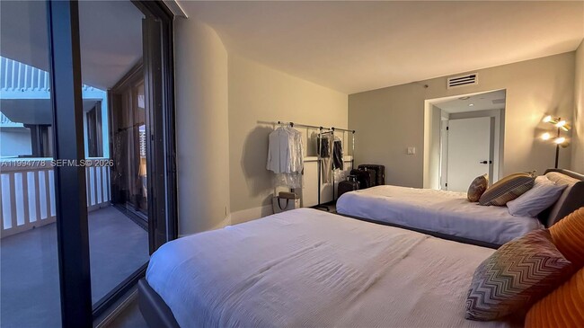 Building Photo - 2000 Island Blvd