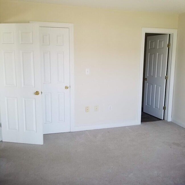 Building Photo - 300 Katie Dr